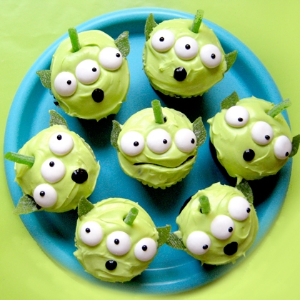 toy-story-green-alien-cupcakes-420x4201